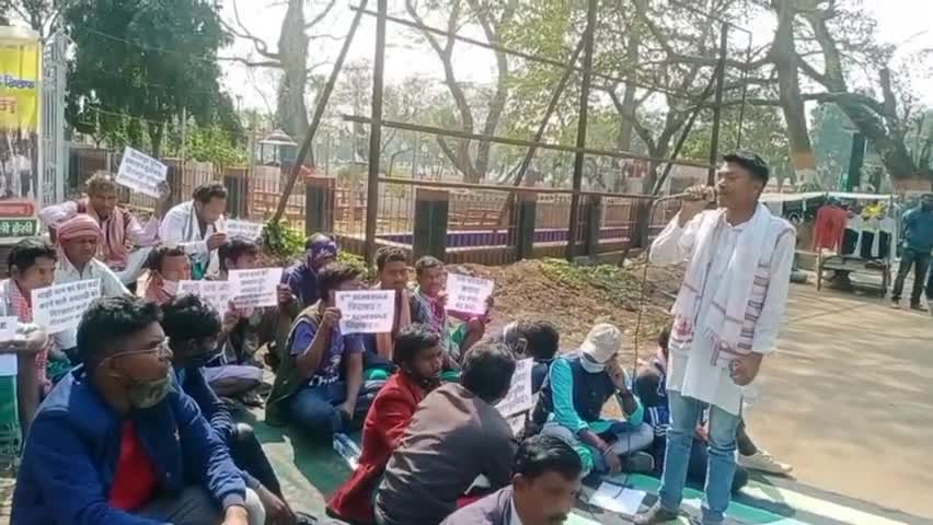 #राष्ट्रीय_आदिवासी_मंच ने #धर्मांतरण के #विरोध में किया #धरना_प्रदर्शन #थाना_प्रभारी_हिरणपुर_ने_रख्खा_पक्ष