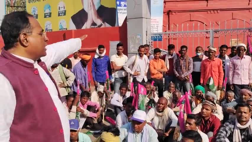 #आढ़तपुर की माहिलाओं के साथ #पुलिस_बर्बरता के खिलाफ आज #गया में #आक्रोश_मार्च निकालकर #समाहरणालय का घेराव करते वक्त का समोधन
