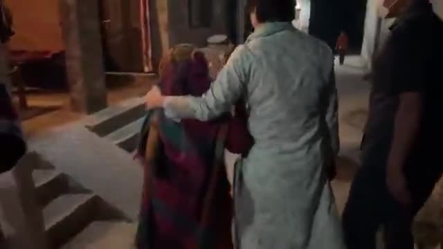 यह है अमेठी का भावनात्मक रिश्ता
स्वर्गीय राजीव गांधी जी को याद करके भावुक हुई अमेठी की अम्मा। प्रियंका गांधी जी से कहा कि आपके पिताजी यहां आते थे।
#PriyankaGandhiVadra #RahulGandhi #186amethi