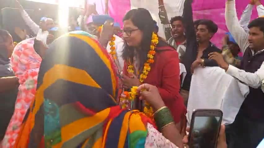 #उतरौला के बक्सरिया बाजार में सुप्रीम कोर्ट की मानी जानी वकील सीमा समृद्धि कुशवाहा का किया गया जोरदार स्वागत