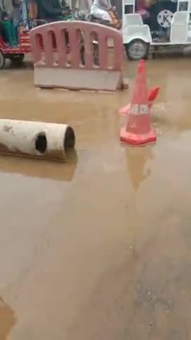 इस्कॉन मंदिर के नजदीक परिक्रमा मार्ग में भरा पानी यातायात और सुधार हो जानम हो रही प्रॉब्लम #vridavan #kishanlal