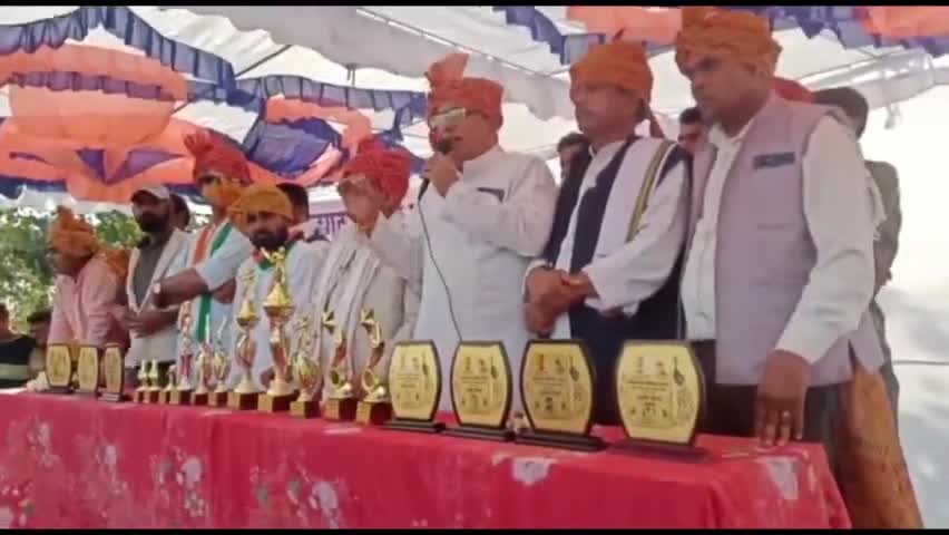 फतेहगढ़ के टूर्नामेट का हुआ समापन,इस टीम को मिला 21111₹ का नकद इनाम। #congress #cricket #sport #local #viral