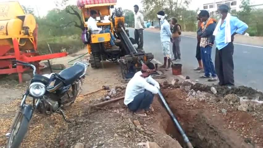 फाइबर लाइन के लिए खोदे जा रहे गढ्ढे बन रहे राहगीरो के लिए मुसीबत। दे रहे हादसों को न्योता। #highway #issue #local