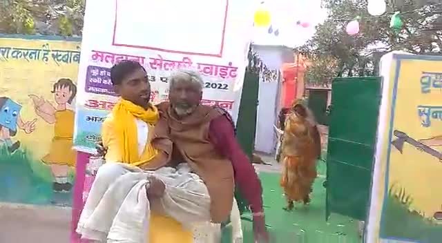 गरीबों के कल्याण मजबूत कानून व्यवस्था राष्ट्रवाद की विजय के लिए #मतदान किया साथ ही #असहाय लोगों को गोदी में लेकर डलवाया