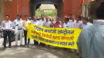 अलवर: #NPS के खिलाफ एवं पुरानी पेंशन #OPS बहाली के संघर्ष में #Alwar भी पीछे थोड़ी ही था। #AlwarCollectrate 12 June 2018