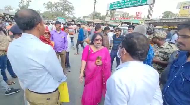 #भाजपाइयों की जमकर क्लास ली इन महोदया ने ये कौन है मैं नही जानता लेकिन बखिया उधेड़ दी इन्होंने भाजपाइयों की ।।   #चक्का_जाम केंद्र में भी बैठी मोदी सरकार के पास जाकर करने की दी सलाह ।।।।। इससे लगता है जनता जागरूक है