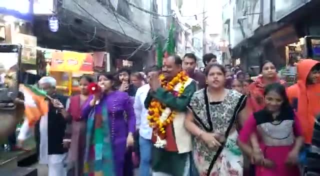 पार्लियामेंट स्ट्रीट: मंडावली में विधायक #अभय वर्मा ने शराब दुकान को किया सील स्थानीय लोगों में खुशी की लहर।