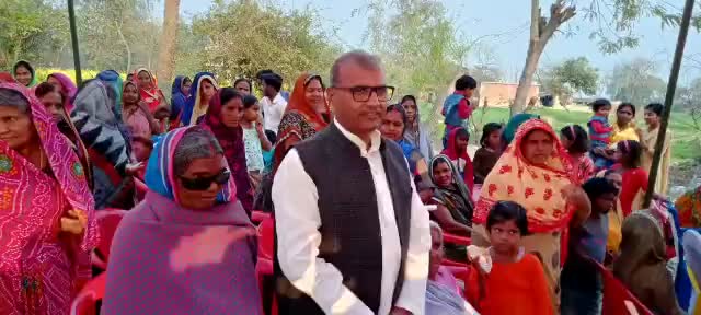बीजेपी आमजन को जात-धर्म में बाँट अपनी रोटियाँ सेंकने का असफल प्रयास कर रही है। 

शाहगंज, जनसपंर्क।
#बाइस_में_बाइसिकल #shailendrayadavlalai