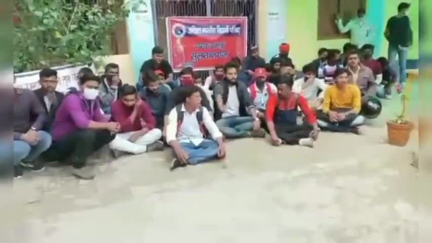 अभाविप सुल्तानगंज (भागलपुर) इकाई के द्वारा एके गोपालन कॉलेज में स्नातक पार्ट 2 के नामांकन में अत्यधिक शुल्क लेने पर कार्यकर्ताओं ने किया धरना प्रदर्शन। 

#ABVPForEducation