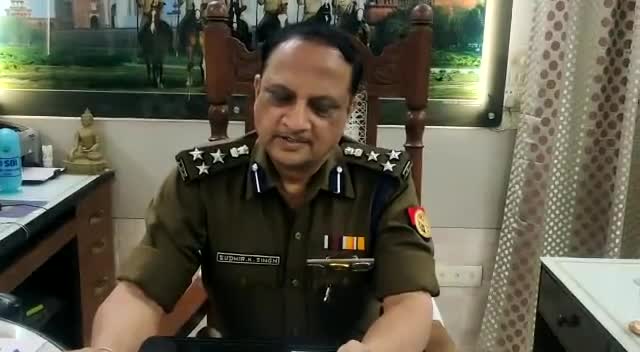 #DIG_SSP आगरा द्वारा थाना शाहगंज क्षेत्र में गाड़ी तोड़ने संबंधी आरोप पर की जा रही कार्यवाही के संबंध में दी गई बाइट..
