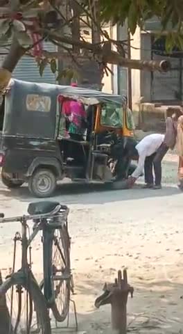 बांसी: #मंगल बाजार के धानी रोड पे खराब सड़क होने के कारण टैक्सी का अगला पहिया निकल गया सभी यात्री बाल बाल बचे।
