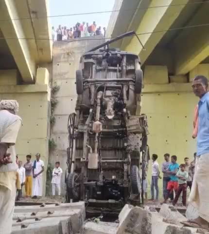 #NH57 #ब्रिज से निचे गिरा #पिक अप वैन।
मधुबनी। सकरी जयनगर रेलवे लाइन पर NH57 रोड़ सकरी #पुरानी बाजार के समीप! #दुर्घटना