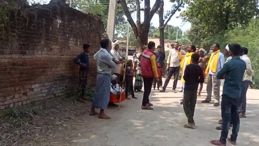 ग्राम पंचायत #कैरी के दलित बस्ती कालोनी की तार  टूटी पड़ी थी जिसके कारण 3 दिनों से एक मुहल्ले की लाईट खराब की जानकारी हुई
