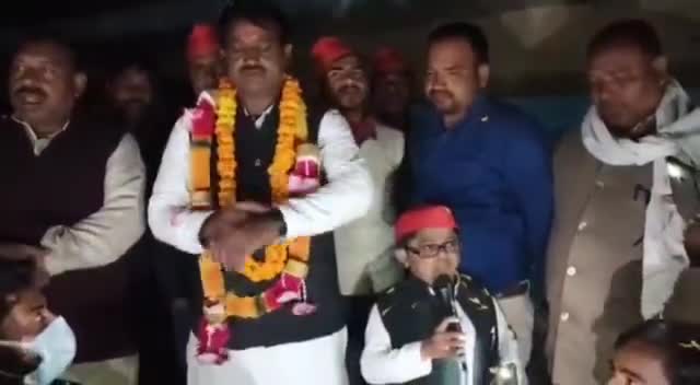 15 #लाख के बाद #एक और जुमला #गृहमंत्री अमित शाह का #12वीं के बाद #इंटर पास करने बालों को लैपटॉप। #पीलीभीत में #पूर्व मंत्री आदरणीय श्री #हेमराज वर्मा जी की चुनावी #जनसभा में #संबोधित करते हुए। 20.2.22.... मा0 श्री Akhilesh Yadav जी जिंदाबाद