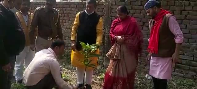 पूर्णिया पूर्व: पूलिस पब्लिक मैत्री कार्यक्रम के तहत मधुबनी टीओपी थाना में वृक्षा रोपण किया गया। #tree_plantation