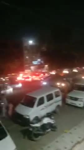 कल शाम को प्रेम मंदिर के नजदीक मथुरा जाने वाली रोड पर लगा जाम भक्तोंको आने-जाने में हो रही तकलीफ #vridavan #kishanlal