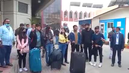 पटना एयरपोर्ट पर यूक्रेन से लौटे बिहारी छात्र-छात्राओं के चेहरे पर दिखी खुशी। 

#ukraine  #ukrainewar