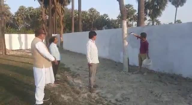 #पूर्वी चम्पारण#
      तुरकौलिया सेमरा टोला खेल मैदान में 6 मार्च(रविवार) 2022 से होने वाले नजमुल होदा फुटबॉल टूर्नामेंट को ध्यान में रखकर तैयार किये जा रहे खेल मैदान में मिट्टी वर्क,रंग-पेंट,गोल पोस्ट एवं मंच का निरक्षण करते हुए।