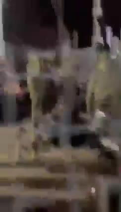 मोदी सरकार कुछ स्टूडेंट को वहां से लाकर तालियां बजा रही है उधर हजारों छात्र-छत्राओं और #रूसी #युक्रेन सैनिक पिट रहे हैं।
