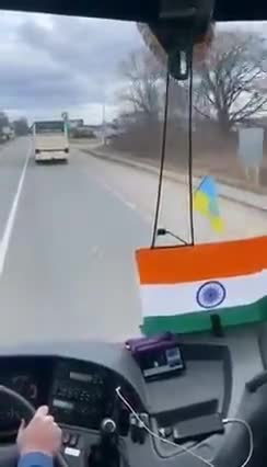 यूक्रेन में फंसे भारतीय छात्रों की ढाल बना तिरंगा, झंडा लगी बसों को नहीं रोक रही सेना #ukrainewar #indianstudents