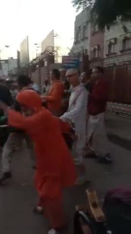 मंदिर के पास श्रद्धालुओं ने किया भजन और लोगों को कराया आनंद की अनुभूति #vridavan #kishanlal