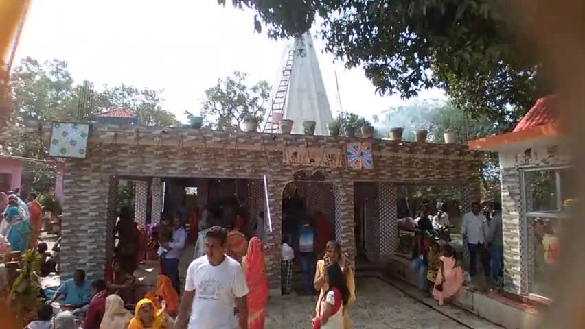 झारखण्डी स्थान नंदना में महाशिवरात्रि के दिन स्वयं शम्भू पर जलाभिषेक करते शिवभक्त गण।#राजनीति #ज्योति। प्रकाश