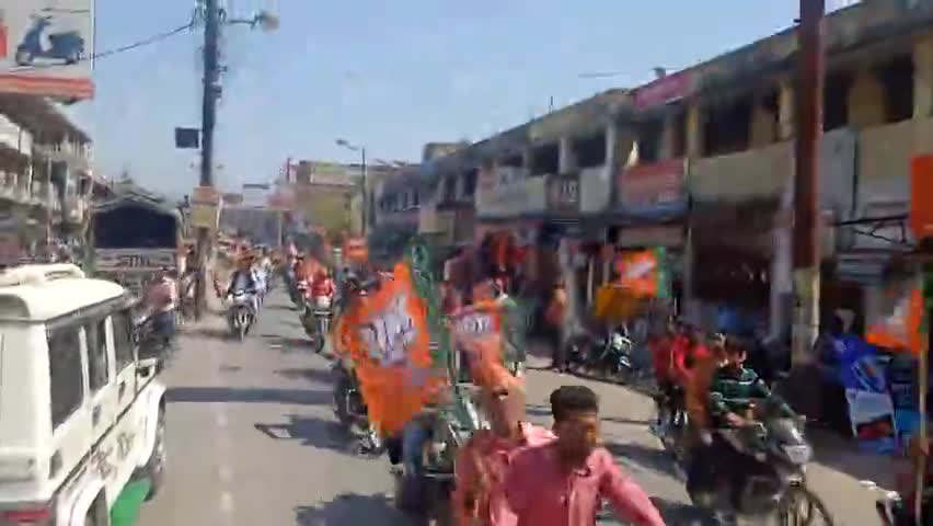 देवरिया में #भाजयुमो कार्यकर्ताओ ने प्रचार के अंतिम दिन निकाला हजारों की संख्या का मोटर साईकिल जुलूस।
