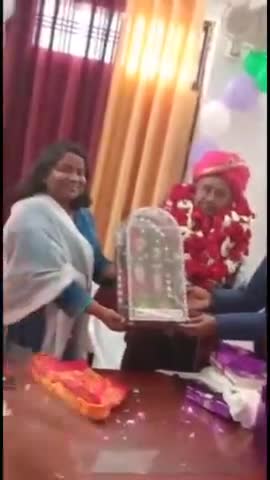 सैफई: #सैफई तहसील में कार्यरत राजस्व निरीक्षक के सेवानिवृत्त होने पर एसडीएम ने स्टाफ के साथ दी भावभीनी विदाई।