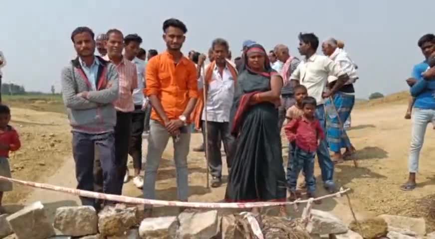 गढ़वा: गढ़वा सदर प्रखंड के कल्याणपुर में बन रहे एनएच-75 सड़क बाईपास निर्माण कार्य को ग्रामीणों ने मुआवजे के लिए रोका#बाईपास