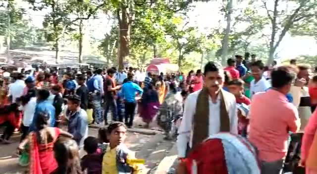 कोडरमा :- ध्वजाधारी धाम में जल चढाने व मेला का आनंद लेने आये दूर दूर से भक्त ।
#koderma #dwajadhari #मेला #mela #puja #