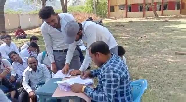 चरखारी: जिला शिक्षा एवं प्रशिक्षण संस्थान डायट चरखारी के प्रशिक्षुओं की प्रथम सेमेस्टर की #Teaching ( इन्टर्शिप)  लगाई गई डायट प्राचार्य संतोष सक्सेना जी ने जिले के प्राथमिक विद्यालयों में टीचिंग लगाई गई