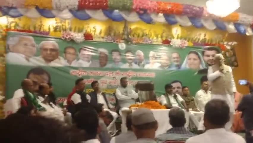 चौथम: #राजमानस होटल महेशुंखट पहुंचे राजद के वरिष्ठ नेता तनवीर हसन MLC चुनाव को लेकर हुई बैठक #मनोहर यादव के पक्ष की अपील वोट