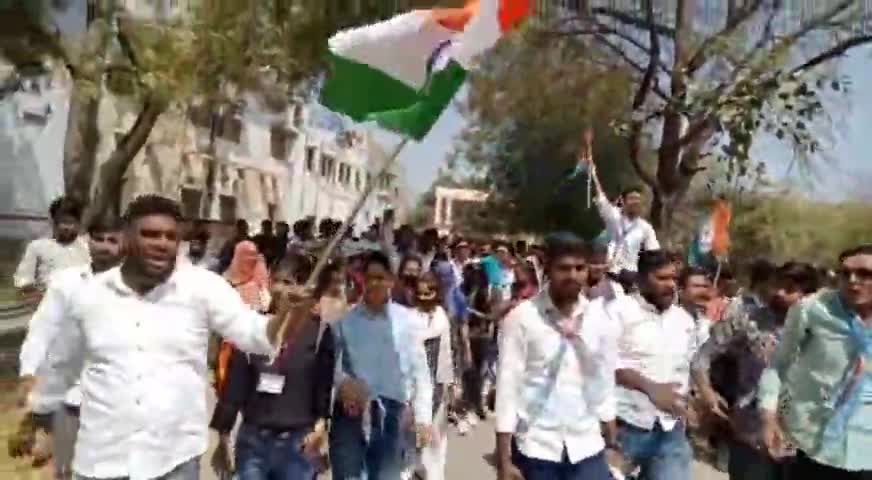 भीलवाड़ा: अपनी 5 सूत्री मांगों को लेकर एनएसयूआई ने MLV कॉलेज परिसर में उग्र प्रदर्शन कर प्राचार्य का किया घेराव #प्रदर्शन #घेराव