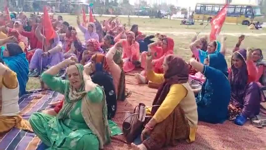 उकलाना: आंगनबाड़ी वर्करों को पुलिस ने सुरेवाला चौक पर चंडीगढ़ जाने से रोका #uklananews #hisar #anganbadi_ #citu #chandigarh
