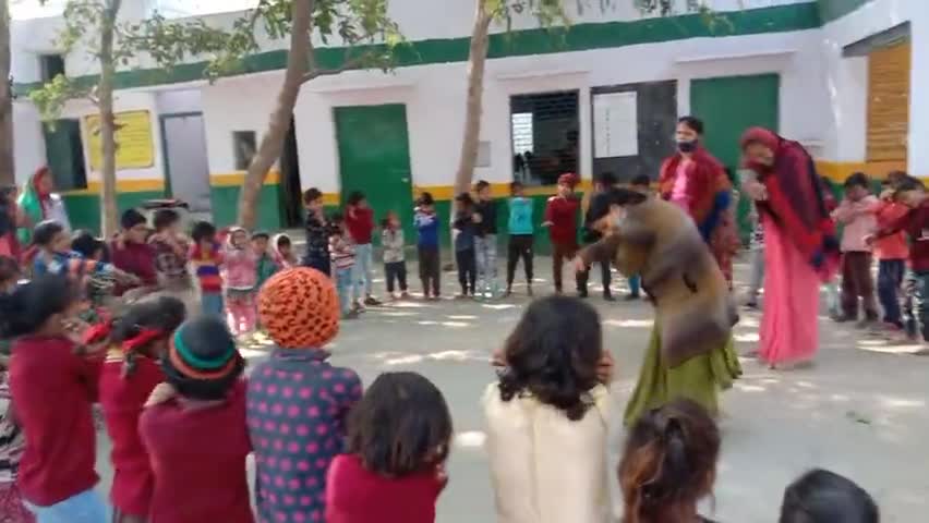 paeimary school Naubaramad स्कूल में टीचर और ने बच्चे  के साथ किया खेल का मनोरंजन #vridavan #Kishanlal#