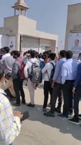 कोटा रोज़गार मेले में उमड़ी भिड़
नामी कंपनी नही आने से बेरोजगार हुए मायुष
लाखो में 2% जॉब
#ombirlakota 
#narender_modi