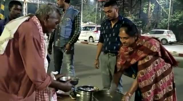 *टीम का उत्साह बढ़ाने के लिए पहुंची रोटी बैंक यूथ क्लब अध्यक्ष की मां*

#rotibankyouthclub
#धनबाद
#sewaparmodharma