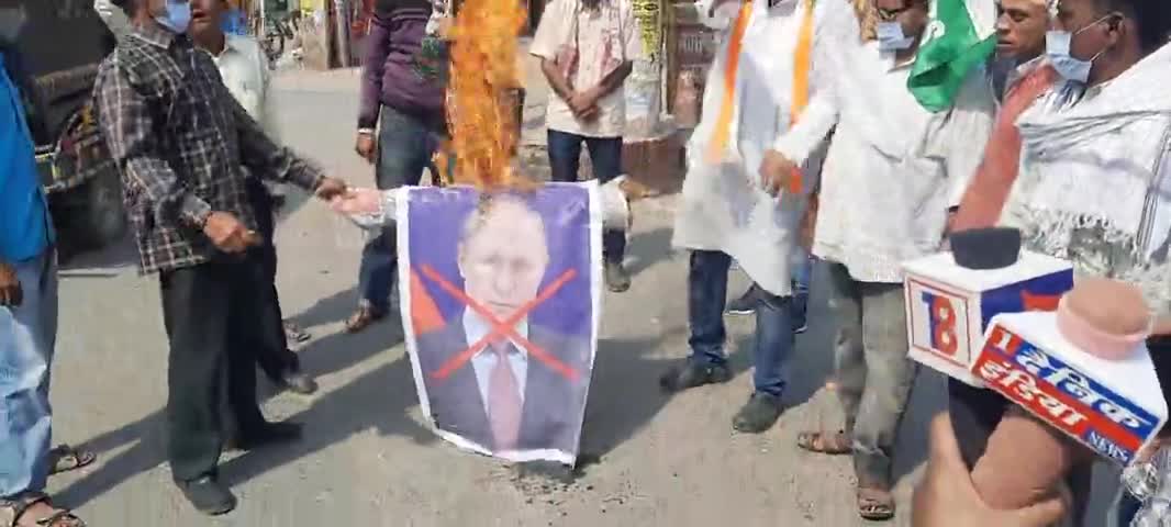 रूसी बमबारी में भारतीय छात्र नवीन शेखरप्पा की दर्दनाक मौत से आक्रोशित #सीतामढ़ी यूथ कांग्रेस ने #पुतिन का पुतला फूंका।