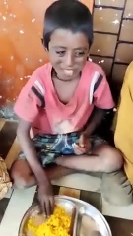 खाना मिलने की #खुशी में रो दिया बच्चा 😥

ये इंसान लानत है तुझ पर हमारे देश की समस्या मन्दिर मस्जिद नहीं गरीबी है 🙏🙏