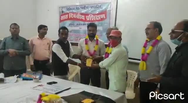 #जन_चेतना_मंच द्वारा कॉलेज छात्रों को प्रशिक्षण के चतुर्थ दिवस सामुदायिक स्वास्थ्य केंद्र लटेरी में शासन द्वारा संचालित विभिन्न योजनाओ की जानकारी देकर उनका रक्त परीक्षण करवाया !!