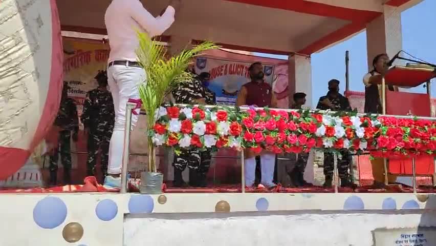 #विधायिका मीना कामत जी ने नागरिक कल्याण कार्यक्रम उच्च विद्यालय लदनियाँ में 18वीं शशस्त्र सीमा बल राजनगर द्वारा आयोजित