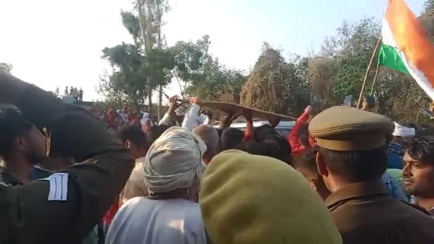 @#वन्देमातरम #जय हिंद@
#गोरखपुर@
हीरालाल यादव जी का पार्थिव शरीर उनके गाँव #बेलघा#ब्लॉक के रामपुर गोसाईं गाँव में लोगों@