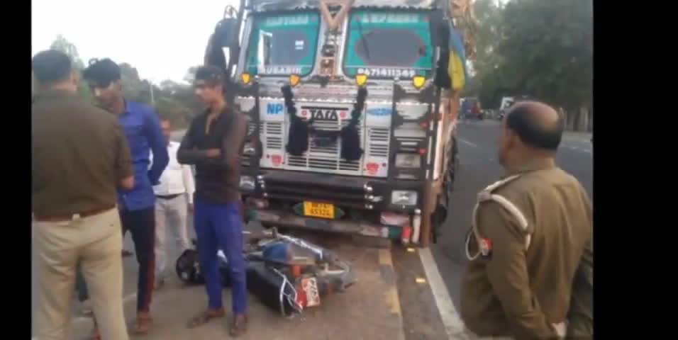 कल तेज  रफ़्तार ट्रक ने मारी बाइक चालक को जोरदार टक्कर | व्यक्ति हुआ घायल
#NH44 #lalitpur