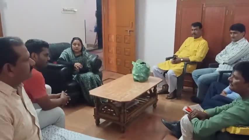 #यूक्रेन से #देवरिया वापस आये #उमानगर निवासी पीयूष सिंह से #नपाध्यक्ष के साथ #भाजपा पदाधिकारियों ने किया मुलाकात।