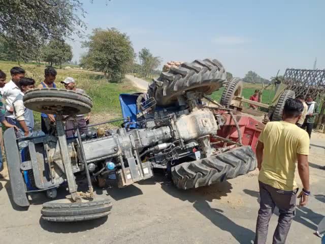 #मधवापुर में पलटा ट्रैक्टर टला सड़क हादसा कमालगंज