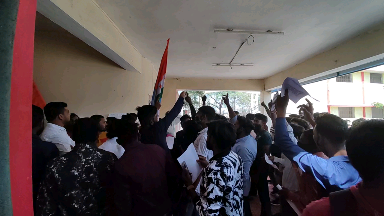 चांपा: govt.m.m.r.p.g. college champa में छात्र आक्रोश मे ऑनलाइन परीक्षा हेतु धरना प्रदर्शन #nsui_india #online