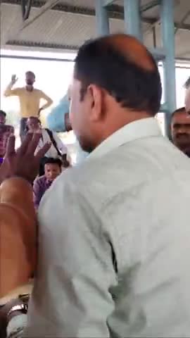#गैरतगंज #मंडी में किसानों के साथ #अन्याय पहले से खड़े #किसानों के माल की नहीं की नीलामी। बरती जा रही अनियमिताएं #किसान