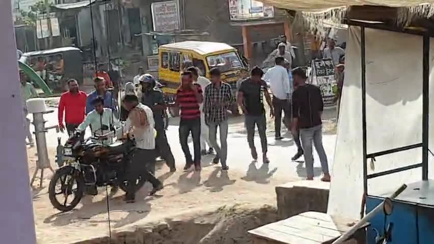 #हैदर गढ़:-सुबेहा नगर पंचायत में गाड़ी के सामने कुत्ता आ जाने से बाल-बाल बचा बाइक सवार हुआ जख्मी