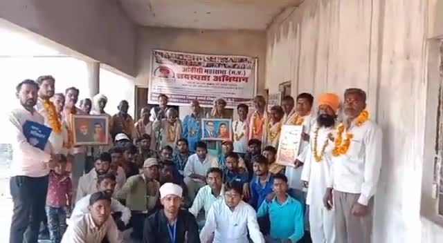 #ओबीसी_महासभा_टीकमगढ़ द्वारा किया #पलेरा के #लारोन गांव में बैठक का #आयोजन #ओबीसी_एससी_एसटी वर्ग के #छात्रों की छात्रवृत्ति न मिलने पर की गई चर्चा।
