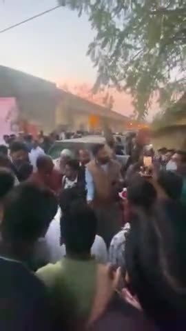 #बरेली- 118 विधानसभा बहेड़ी से नगर पालिका की कचरे की गाड़ी में 3 बक्से पकड़े ब्लैंक बैलेड पेपर...
#मतगणना स्थल परसा खेड़ा पर